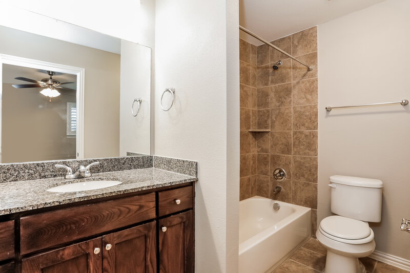 2,235/Mo, 2607 Cypress Point Dr Dallas, TX 75253 Main Bathroom View