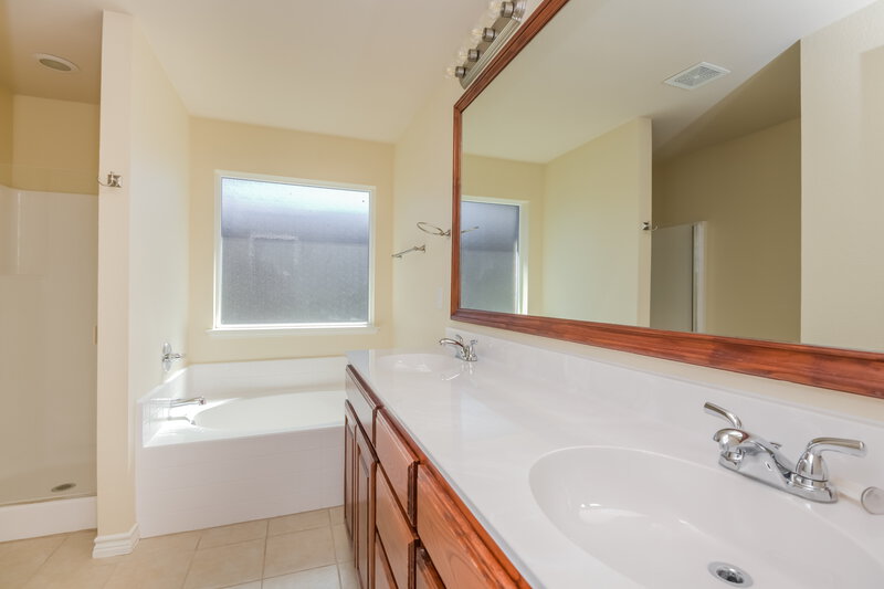 2,415/Mo, 9241 Barbara Dr Fort Worth, TX 76108 Main Bathroom View