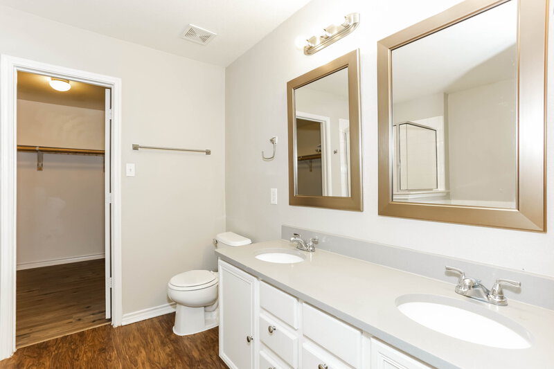 2,650/Mo, 7953 Meadow Spring Ln Fort Worth, TX 76120 Main Bathroom View