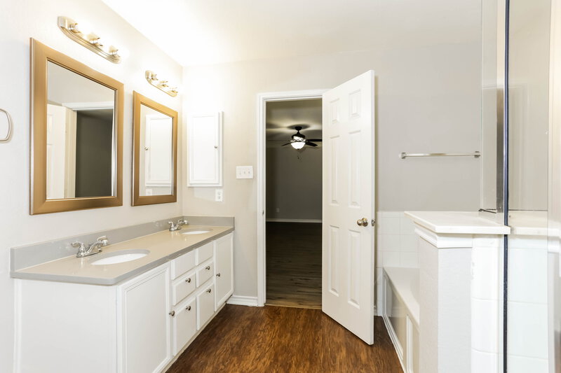 2,650/Mo, 7953 Meadow Spring Ln Fort Worth, TX 76120 Main Bathroom View 2