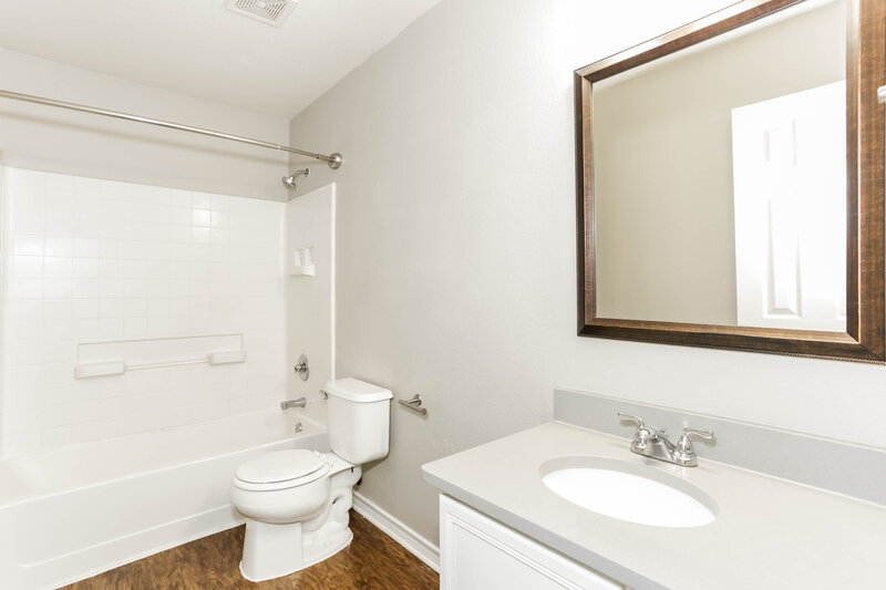 2,650/Mo, 7953 Meadow Spring Ln Fort Worth, TX 76120 Bathroom View