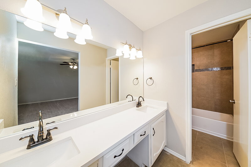 2,245/Mo, 6808 Sunnybank Dr Fort Worth, TX 76137 Main Bathroom View 2