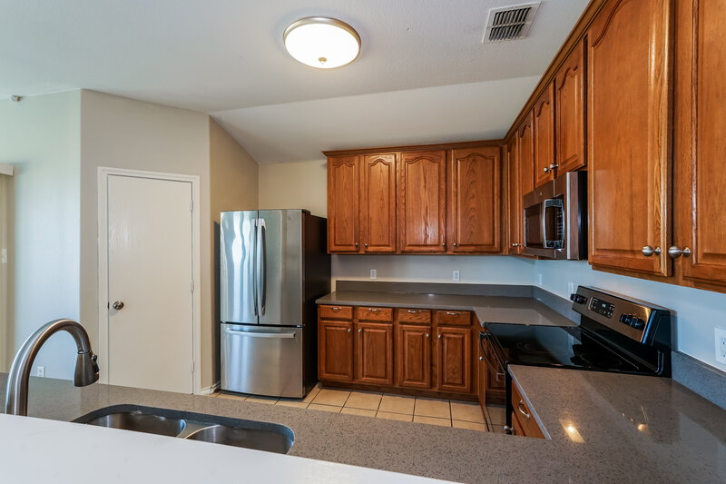 2,285/Mo, 1113 Glencoe Dr Glenn Heights, TX 75154 Kitchen View 2
