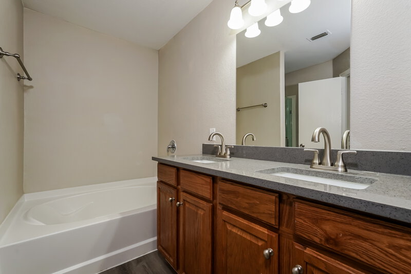 2,285/Mo, 1113 Glencoe Dr Glenn Heights, TX 75154 Main Bathroom View