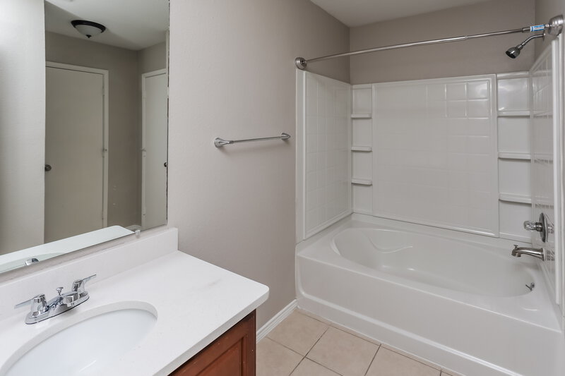 2,040/Mo, 2513 Buffalo Run Burleson, TX 76028 Main Bathroom View