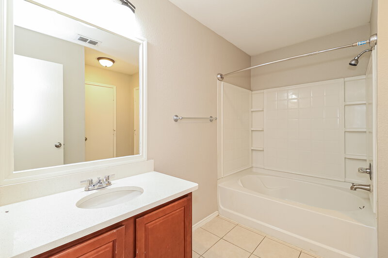 1,885/Mo, 2513 Buffalo Run Burleson, TX 76028 Main Bathroom View
