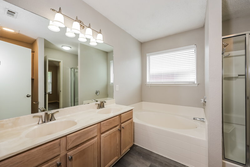 1,960/Mo, 721 Mesa Vista Dr Crowley, TX 76036 Main Bathroom View