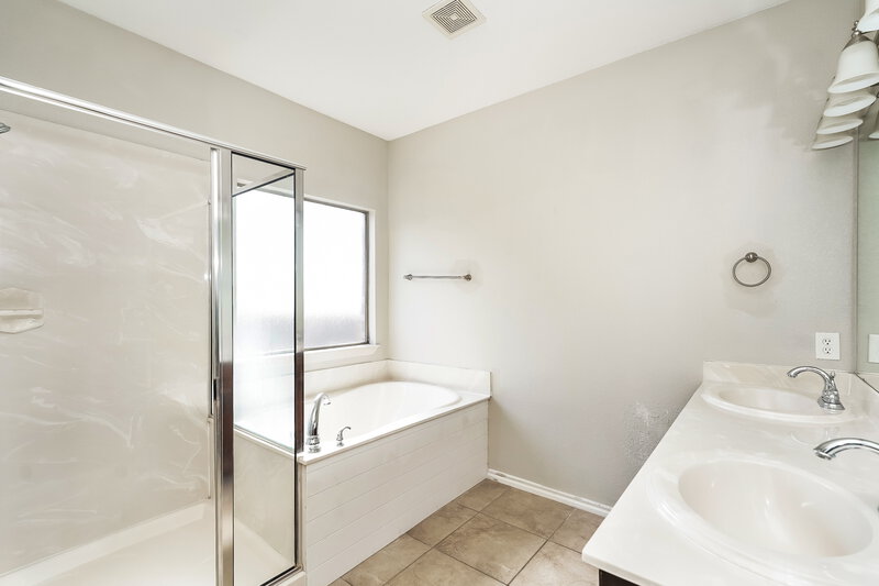 0/Mo, 3205 Stonecrop Trl Argyle, TX 76226 Main Bathroom View