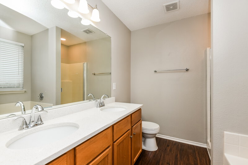 2,060/Mo, 3500 Lasso Rd Roanoke, TX 76262 Main Bathroom View