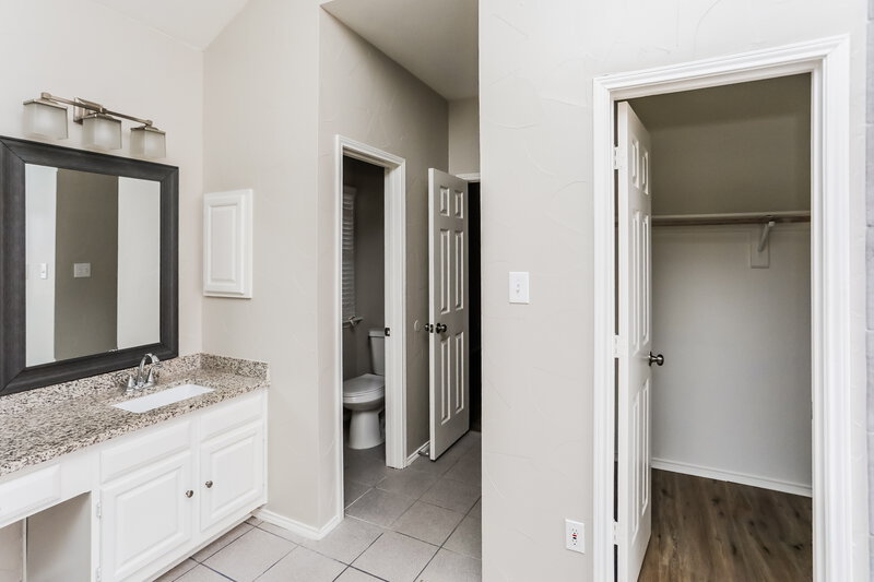2,480/Mo, 1721 Windmire Dr Mesquite, TX 75181 Main Bathroom View 2