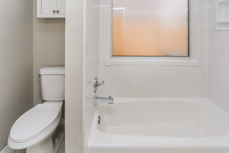 2,480/Mo, 1721 Windmire Dr Mesquite, TX 75181 Bathroom View 2