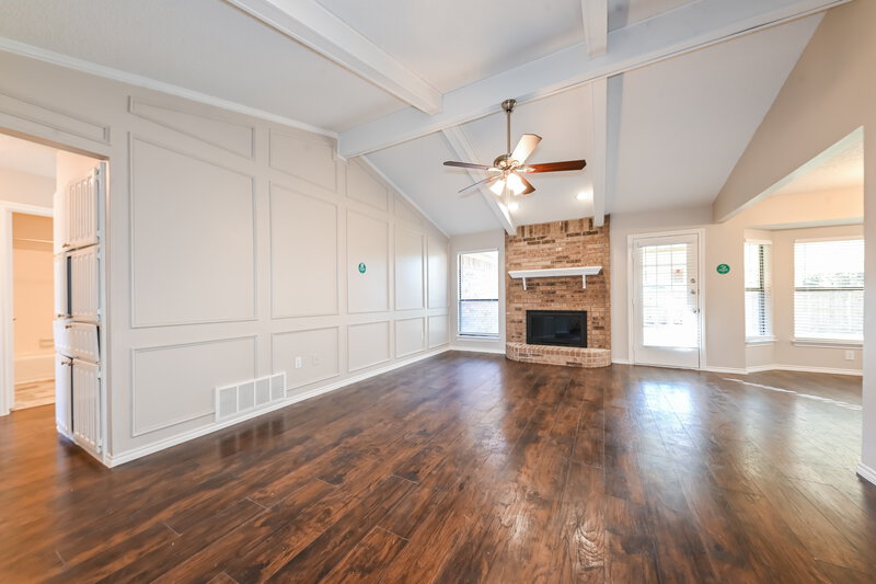 2,050/Mo, 1402 Sayles Ave Arlington, TX 76018 Living Room View