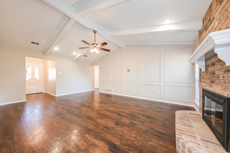 2,050/Mo, 1402 Sayles Ave Arlington, TX 76018 Living Room View 2