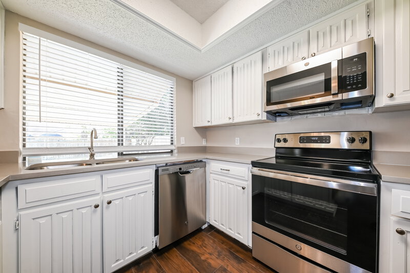 2,050/Mo, 1402 Sayles Ave Arlington, TX 76018 Kitchen View