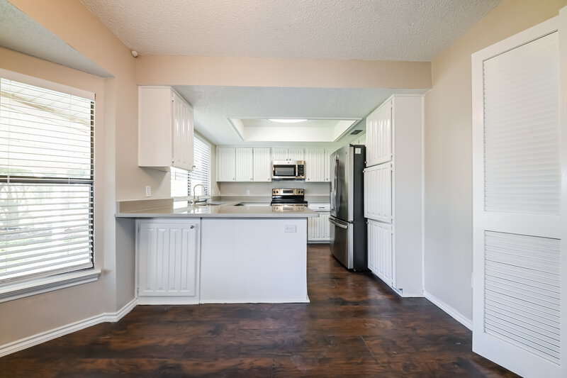 2,050/Mo, 1402 Sayles Ave Arlington, TX 76018 Kitchen View 2