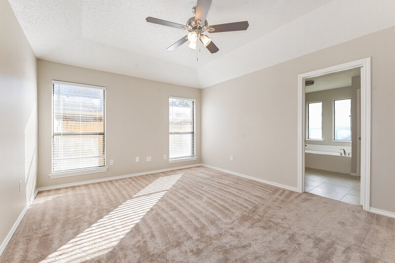 2,050/Mo, 1402 Sayles Ave Arlington, TX 76018 Main Bedroom View