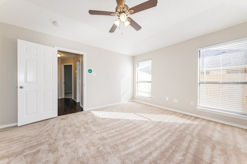 2,050/Mo, 1402 Sayles Ave Arlington, TX 76018 Main Bedroom View 2