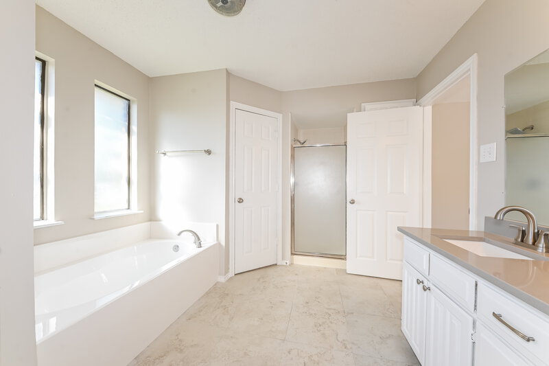 2,050/Mo, 1402 Sayles Ave Arlington, TX 76018 Main Bathroom View 2