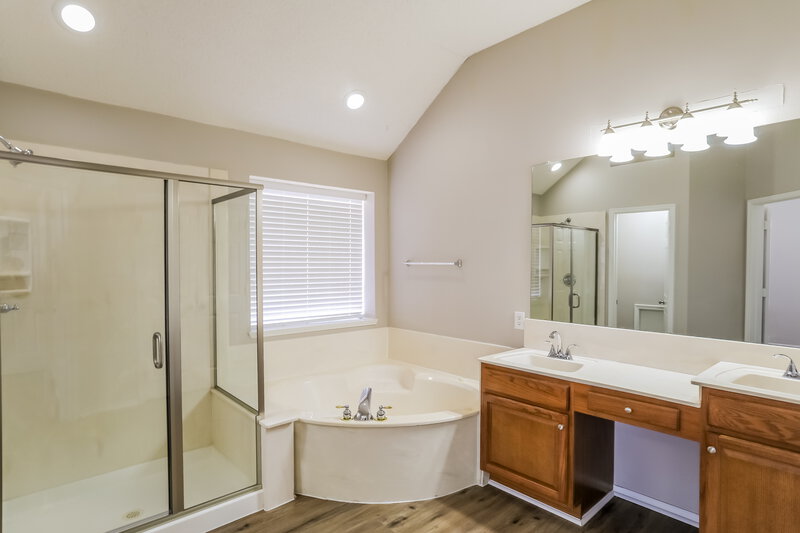 2,440/Mo, 7800 Park Run Rd Fort Worth, TX 76137 Main Bathroom View