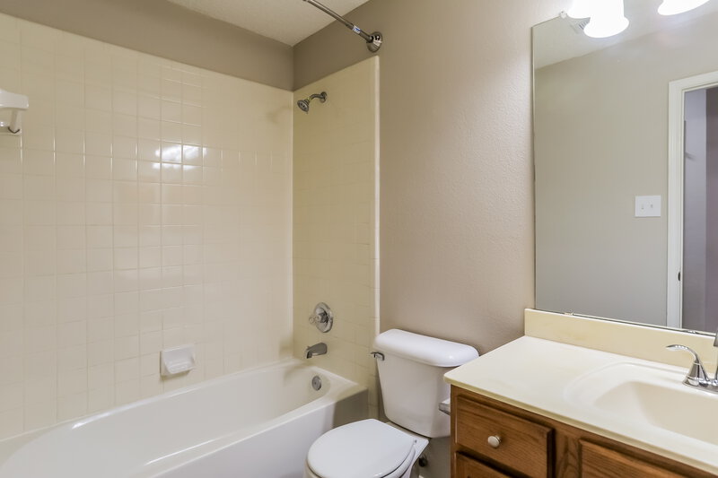 2,440/Mo, 7800 Park Run Rd Fort Worth, TX 76137 Bathroom View