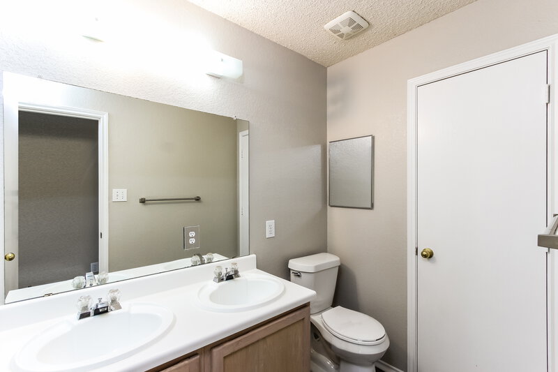 2,165/Mo, 1618 Danbury Dr Garland, TX 75040 Main Bathroom View