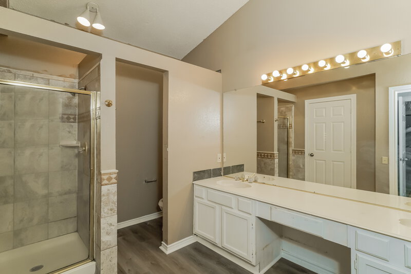 1,940/Mo, 2504 Creekwood Ln Fort Worth, TX 76123 Main Bathroom View