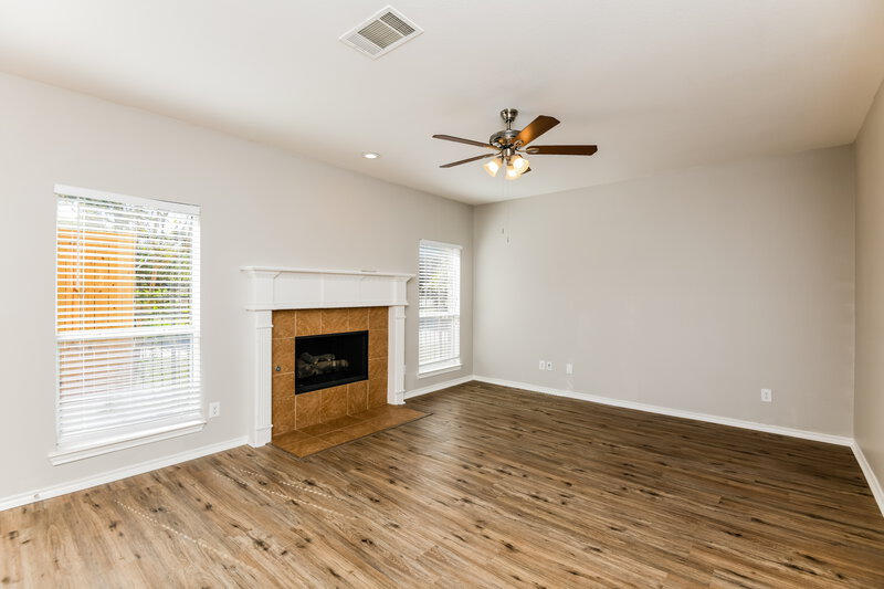 3,290/Mo, 6910 Shore Breeze Ct Arlington, TX 76016 Living Room View 3