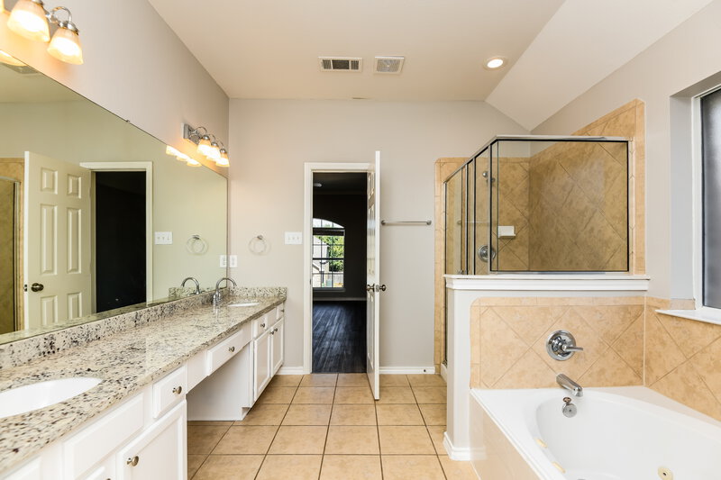 3,290/Mo, 6910 Shore Breeze Ct Arlington, TX 76016 Main Bathroom View