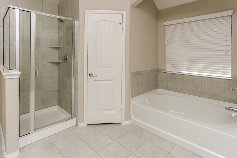 2,100/Mo, 2101 Blakely Ct Fort Worth, TX 76134 Main Bathroom View