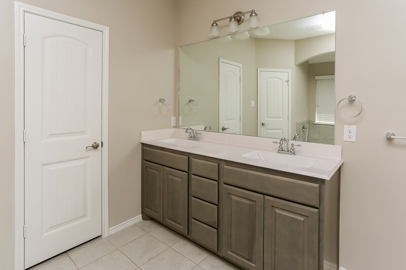 2,100/Mo, 2101 Blakely Ct Fort Worth, TX 76134 Main Bathroom View 2