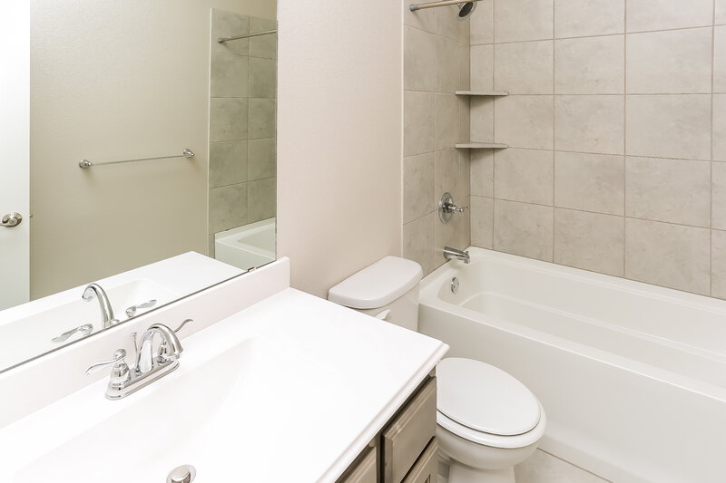 2,100/Mo, 2101 Blakely Ct Fort Worth, TX 76134 Bathroom View