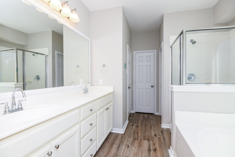 2,565/Mo, 4913 Happy Trl Fort Worth, TX 76244 Main Bathroom View