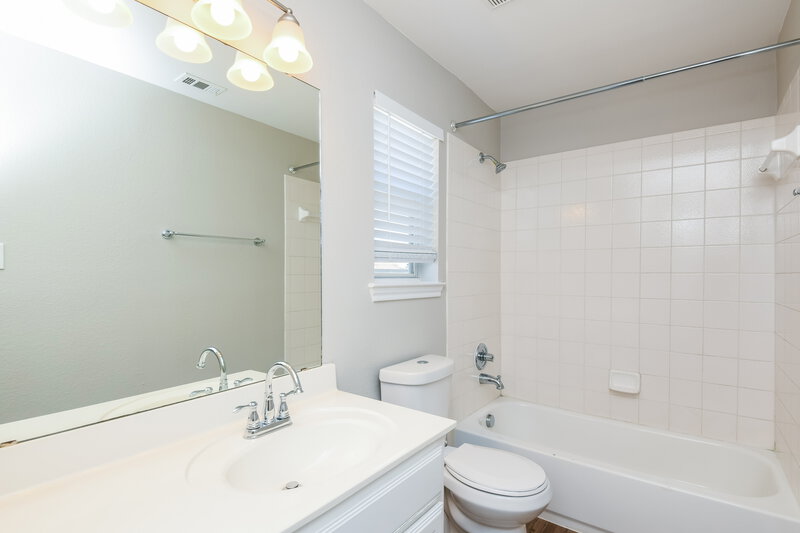 2,565/Mo, 4913 Happy Trl Fort Worth, TX 76244 Bathroom View