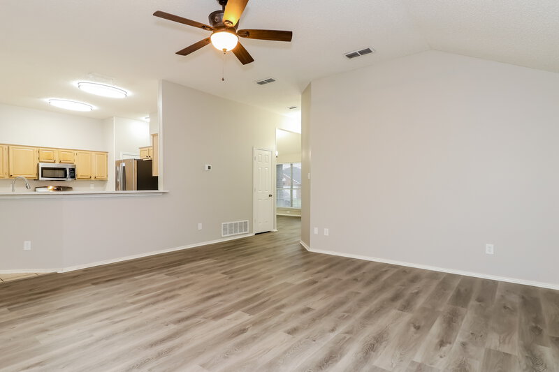2,650/Mo, 319 Crestview Dr Arlington, TX 76018 Living Room View 2