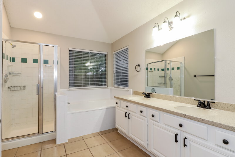 2,650/Mo, 319 Crestview Dr Arlington, TX 76018 Main Bathroom View