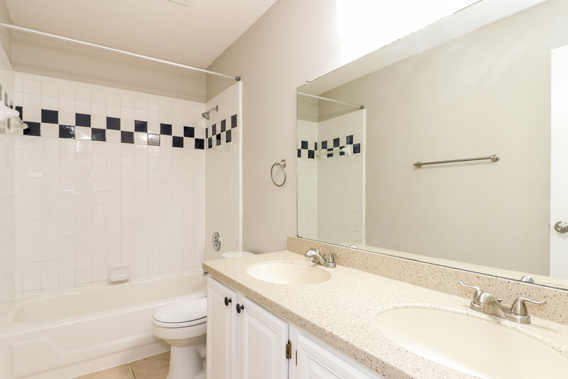 2,650/Mo, 319 Crestview Dr Arlington, TX 76018 Bathroom View