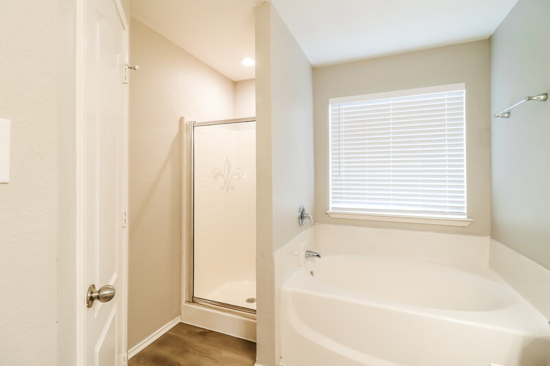 2,750/Mo, 7500 Fallen Trl Fort Worth, TX 76123 Main Bathroom View