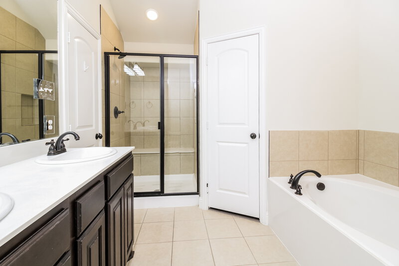 2,115/Mo, 334 Highmeadow Rd Aubrey, TX 76227 Main Bathroom View