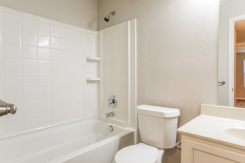 1,865/Mo, 16508 Cowboy Trl Justin, TX 76247 Main Bathroom View