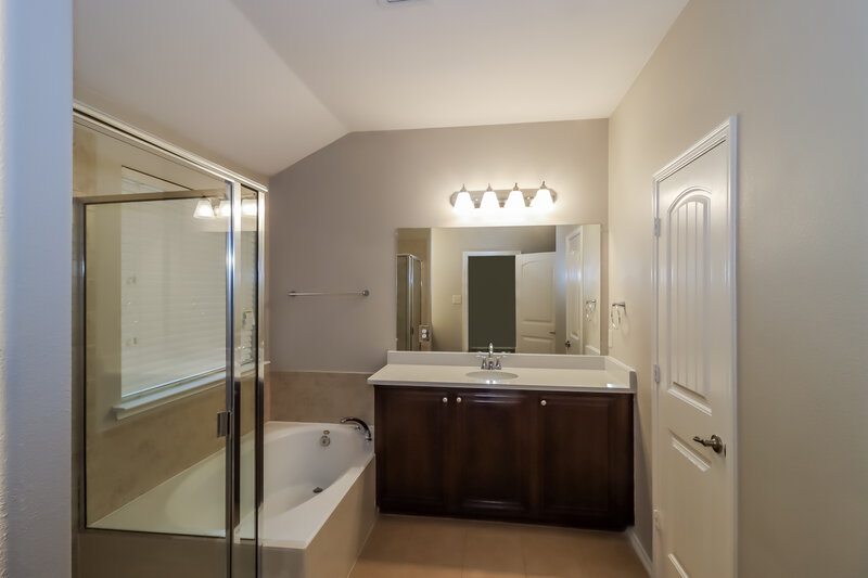 2,145/Mo, 259 Haywood Mews Lancaster, TX 75146 Main Bathroom View