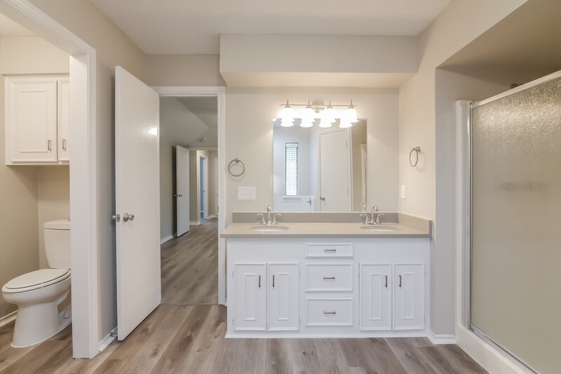 2,305/Mo, 436 Northwood Trl Cedar Hill, TX 75104 Main Bathroom View