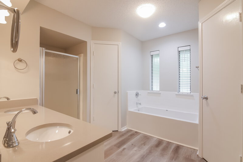 2,305/Mo, 436 Northwood Trl Cedar Hill, TX 75104 Main Bathroom View 2