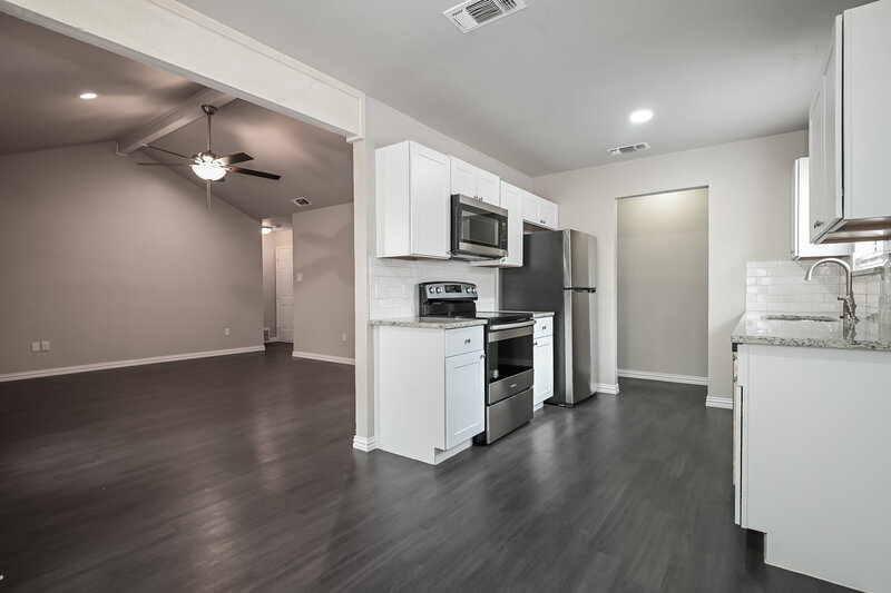 1,185/Mo, 6800 Westglen Dr Fort Worth, TX 76133 Kitchen View 2