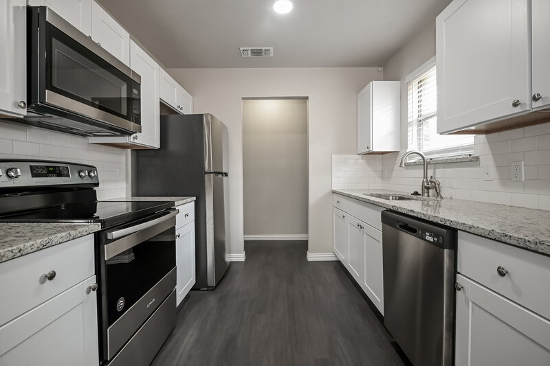 1,185/Mo, 6800 Westglen Dr Fort Worth, TX 76133 Kitchen View 3