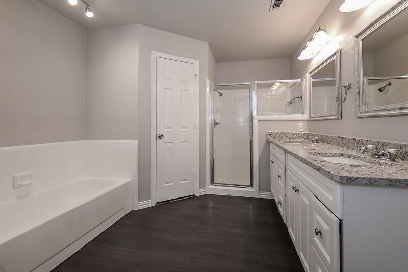 1,185/Mo, 6800 Westglen Dr Fort Worth, TX 76133 Main Bathroom View