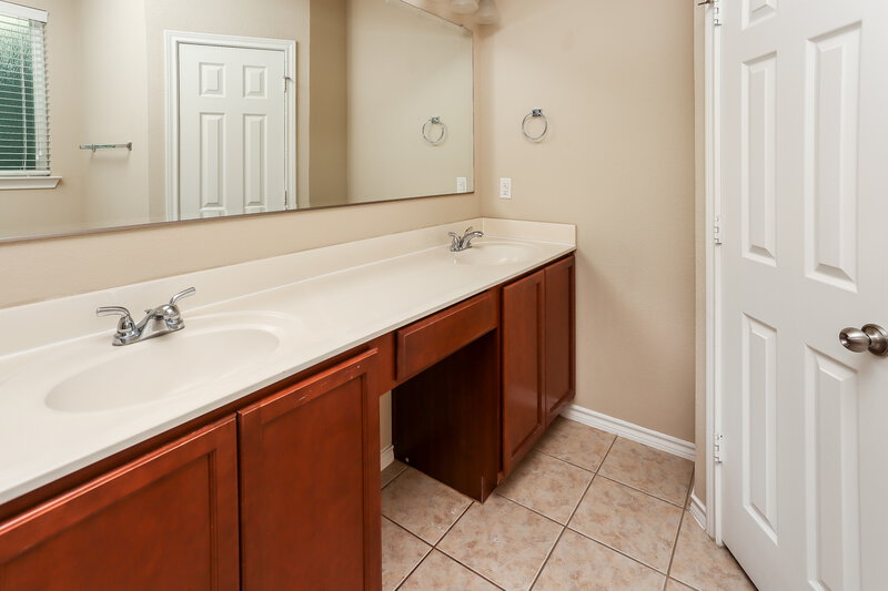 1,985/Mo, 10973 Caldwell Ln Fort Worth, TX 76179 Main Bathroom View