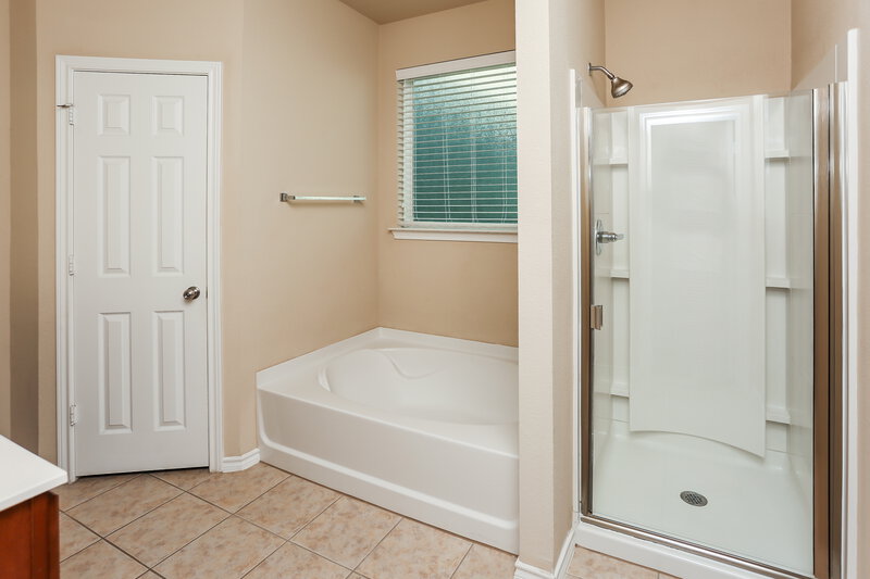 1,985/Mo, 10973 Caldwell Ln Fort Worth, TX 76179 Main Bathroom View 2