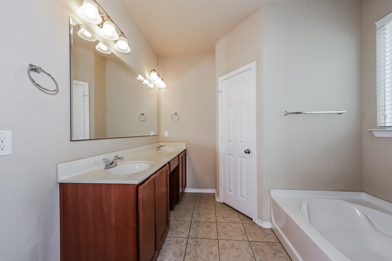 1,860/Mo, 10973 Caldwell Ln Fort Worth, TX 76179 Main Bathroom View
