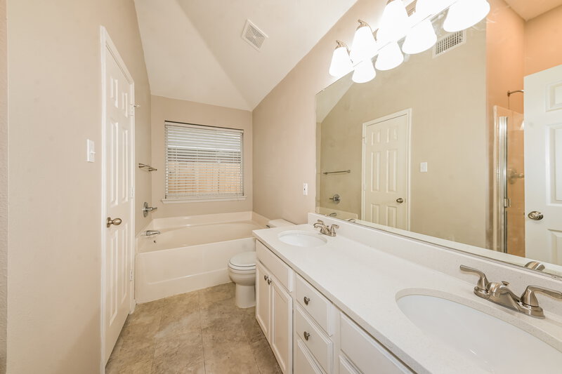1,970/Mo, 2321 Rushing Springs Dr Fort Worth, TX 76118 Main Bathroom View