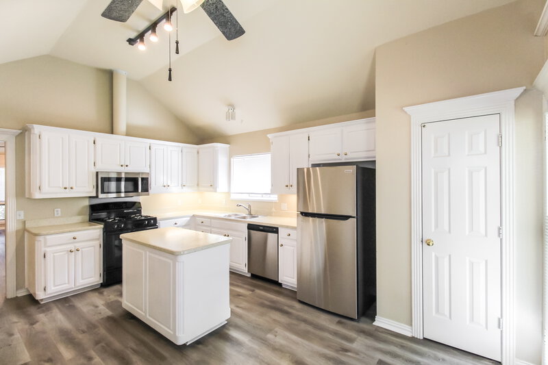 2,185/Mo, 4608 Birchbend Ln Fort Worth, TX 76137 Kitchen View 2